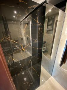 Kúpeľňa v ubytovaní Apartament z balkonem i widokiem na morze w Sopocie blisko Opery Leśnej