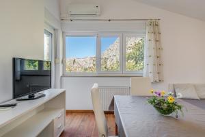 TV a/nebo společenská místnost v ubytování Pikolo Apartments Omiš