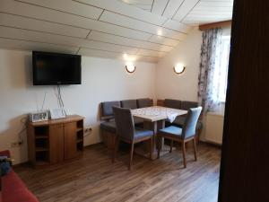 Televízia a/alebo spoločenská miestnosť v ubytovaní Ferienwohnung Marina