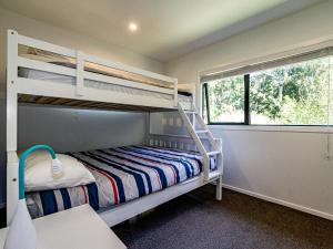 Tempat tidur susun dalam kamar di Mountain Magic - Ohakune Holiday Home