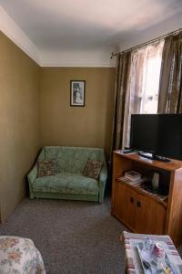TV a/nebo společenská místnost v ubytování City Center Kaķis B&B