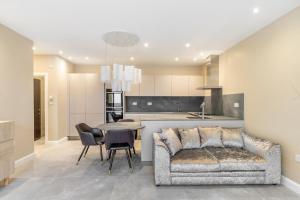 ロンドンにあるModern&Luxurios 1 Bed Apartment-Prime Location.のリビングルーム(ソファ、テーブル付)