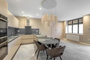 ロンドンにあるModern&Luxurios 1 Bed Apartment-Prime Location.のキッチン(テーブル、椅子付)