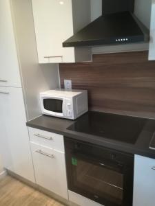 a microwave sitting on a counter in a kitchen at Appartement calme in Saint-Maixent-lʼÉcole
