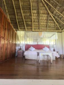 a bedroom with a bed and a table in a room at Casa Algana in El Limón