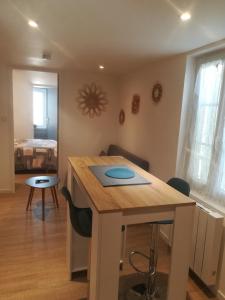 cocina con mesa y sillas en una habitación en Appartement calme, en Saint-Maixent-lʼÉcole