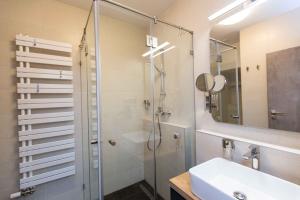 A bathroom at Premium Rooms by Hi5 - Style at the Comedy Theater