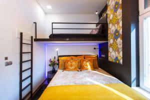 A bed or beds in a room at Premium Rooms by Hi5 - Style at the Comedy Theater