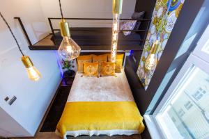 A bed or beds in a room at Premium Rooms by Hi5 - Style at the Comedy Theater