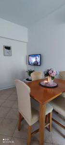 Televízia a/alebo spoločenská miestnosť v ubytovaní Apartments Mirijana