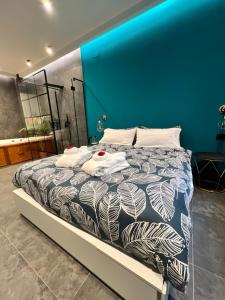 ein Bett mit Handtüchern auf dem Zimmer in der Unterkunft ORLANDO relais in Neapel