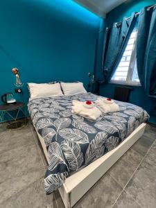 um quarto azul com uma cama com toalhas em ORLANDO relais em Nápoles