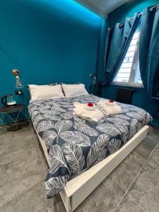 ein blaues Schlafzimmer mit einem Bett mit Handtüchern darauf in der Unterkunft ORLANDO relais in Neapel