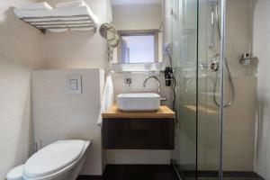 A bathroom at Premium Rooms by Hi5 - Style at the Comedy Theater