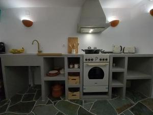 Kuchyň nebo kuchyňský kout v ubytování Madilida Sifnos Apartment