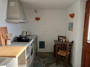 Kuchyň nebo kuchyňský kout v ubytování Madilida Sifnos Apartment