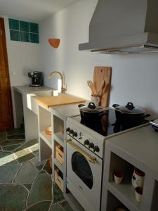 Kuchyň nebo kuchyňský kout v ubytování Madilida Sifnos Apartment