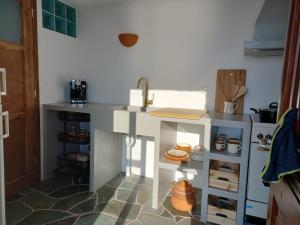 Kuchyň nebo kuchyňský kout v ubytování Madilida Sifnos Apartment