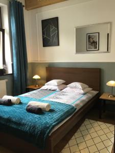 sypialnia z łóżkiem i dwiema poduszkami w obiekcie Goldengreen Apartment w Krakowie
