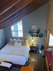 1 dormitorio con 1 cama y 2 ventanas en Indian Hills Gem Awaits, en Truckee