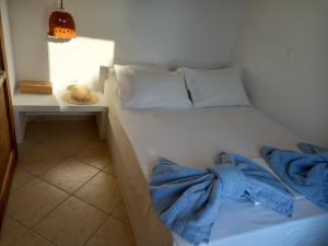 Postel nebo postele na pokoji v ubytování Madilida Sifnos Apartment