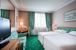 TV a/nebo společenská místnost v ubytování Royal Garden Assago Milano