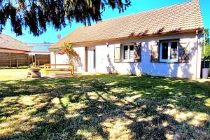 a house with a grass yard in front of it at MAISON PLEIN-PIED DÉTENTE ASSUREE Clim-BBQ in Varetz