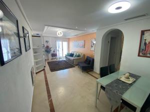 トレビエハにあるHomely Apartments Sirena del Marのリビングルーム(テーブル、ソファ付)