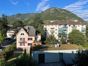 a view of a building with a mountain in the background at LaCasadiGuendy in Bolzano