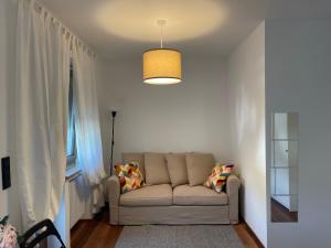 a living room with a couch and a lamp at LaCasadiGuendy in Bolzano