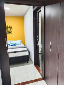 En eller flere senge i et værelse på Apartahotel BETHEL 103 x 6 Personas Privado