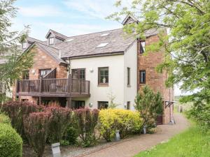 an exterior view of a house with a balcony at Cosy Corner in the Lakes in Penrith