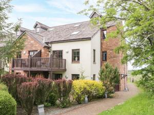 an exterior view of a house with a balcony at Cosy Corner in the Lakes in Penrith