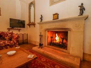 a living room with a fireplace and a couch at Rookery Hall in Broadway