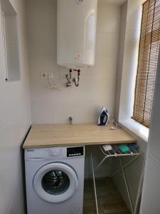 馬拉加的住宿－APARTAMENTO SH，洗衣房配有洗衣机和柜台。