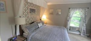 - une chambre avec un lit et une fenêtre dans l'établissement Kountry Living Bed and Breakfast, à Oneonta