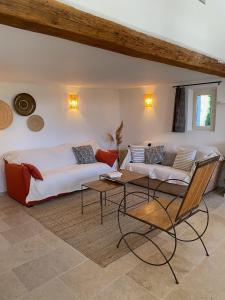 ein Wohnzimmer mit einem Sofa und einem Tisch in der Unterkunft Domaine de la Bastidonne in Céreste