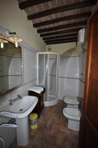 モンテリッジョーニにあるLa Rocca della Magioneのバスルーム(洗面台、トイレ付)