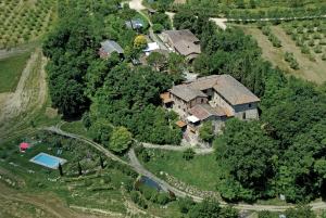 - une vue aérienne sur un grand domaine avec une maison dans l'établissement La Rocca della Magione, à Monteriggioni