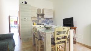 塔維亞諾的住宿－Casa Manni Taviano-Salento，一间厨房,里面配有桌椅