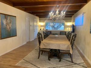 ein Esszimmer mit einem Tisch, Stühlen und einem Kronleuchter in der Unterkunft Enjoy Big Charming House in Paradise Hills San Diego in San Diego