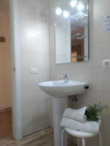 A bathroom at apartamentos la villa 3