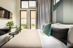 Postel nebo postele na pokoji v ubytování Colorbox - by Loginn Tel-Avivian hotels