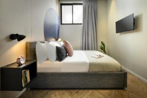 Letto o letti in una camera di Colorbox - by Loginn Tel-Avivian hotels