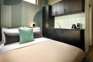 Letto o letti in una camera di Colorbox - by Loginn Tel-Avivian hotels