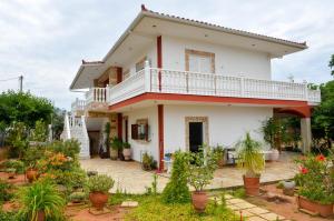 a house with a lot of plants in the yard at Eli's home in Kalón Nerón