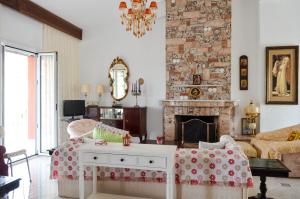 a living room with a couch and a fireplace at Eli's home in Kalón Nerón