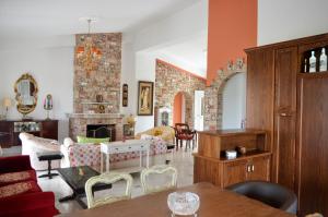 a living room with a table and a fireplace at Eli's home in Kalón Nerón