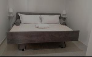 a large bed in a small room at Pria de Mar 2 nuovo da giugno 2022 in Riomaggiore