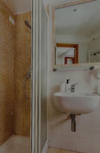 a bathroom with a sink and a mirror at Pria de Mar 2 nuovo da giugno 2022 in Riomaggiore